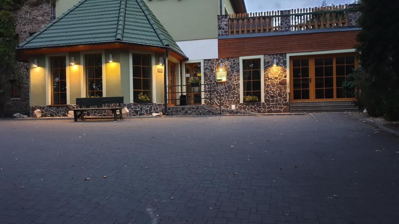 Forrest Hotel Chomutov Exteriör bild