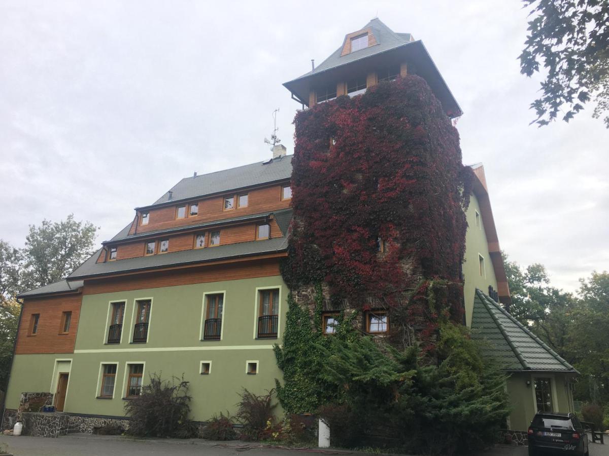 Forrest Hotel Chomutov Exteriör bild